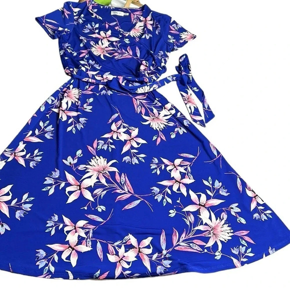 ELIZA J faux wrap floral dress. Fit&flare,belted,surplice, cap sleeves, - Picture 3 of 10